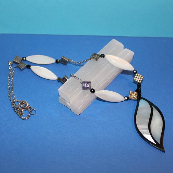 Mother of Pearl Pendant Necklace - Picture 3 of 3